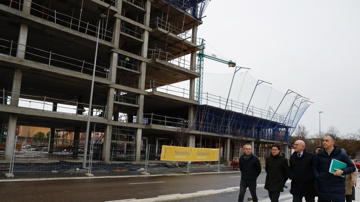 El alcalde, Jesús Julio Carnero, visita las obras de urbanización de los cuarteles de Artillería y Conde Ansúrez. E.M.