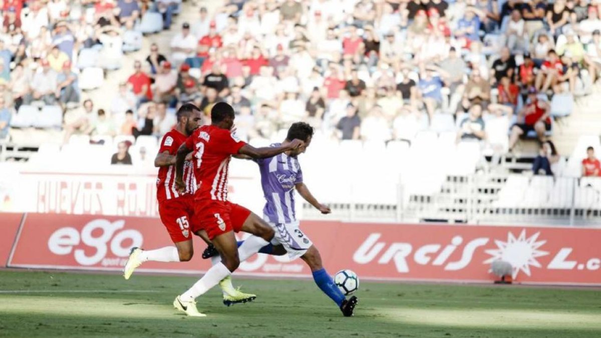 Ángel se dispone a chutar ante Nauzet y Owona.-LOF