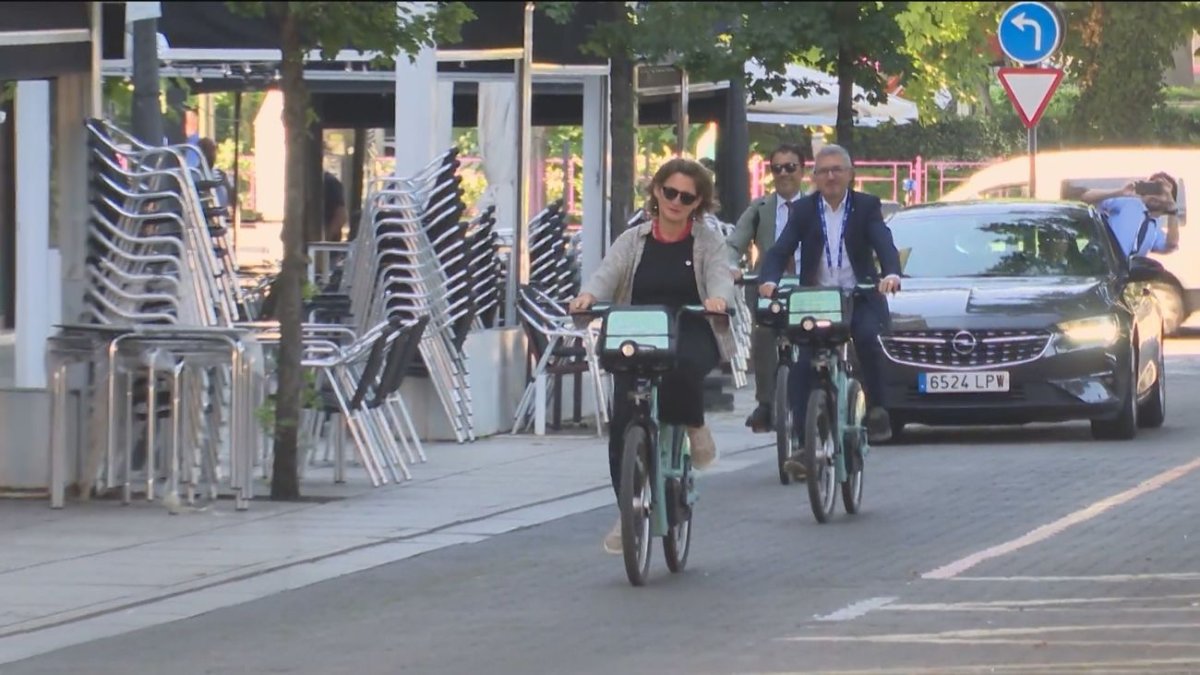 La ministra y vicepresidenta del Gobierno en su paseo en Bikibici eléctrica por Valladolid.-E. M.