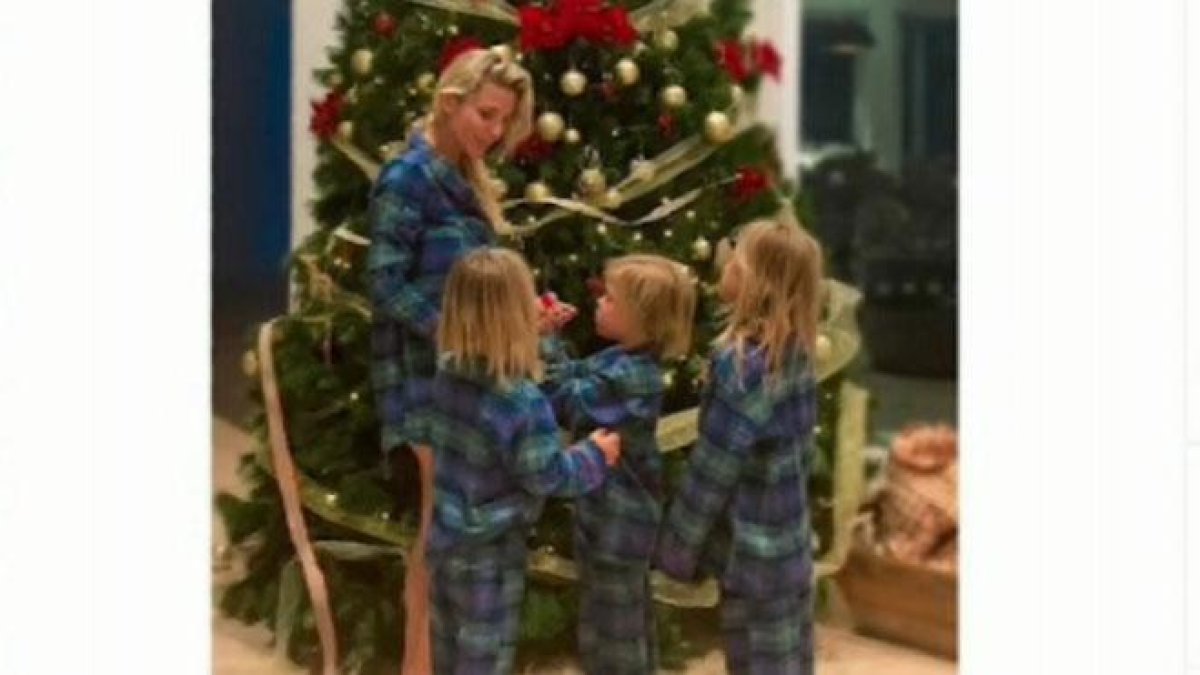 Elsa Pataky decora el árbol de Navidad muy conjuntada con sus hijos.-EUROPA PRESS