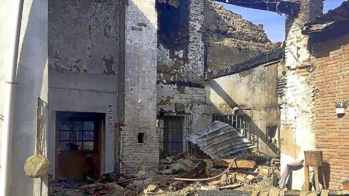 El octogenario de Matapozuelos prendió fuego a enseres de su casa y el fuego se propagó a la vivienda vecina y los moradores se vieron en la calle. - E.M.