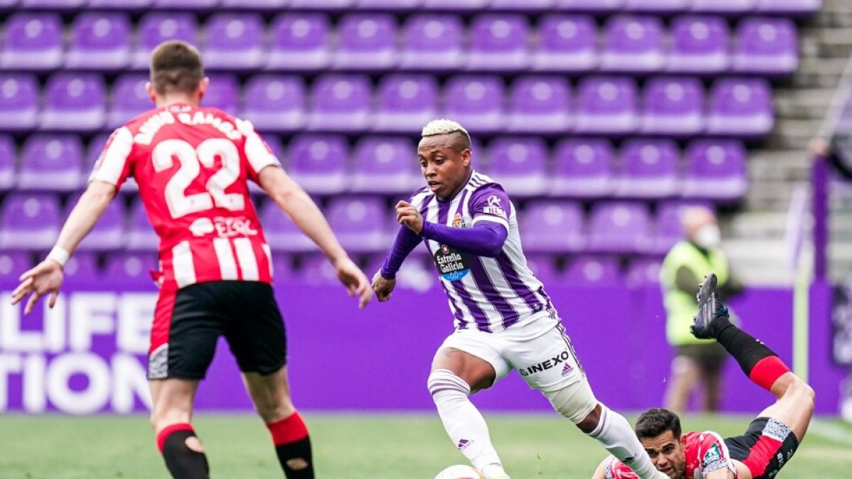 Paulo Vitor arranca una jugada de ataque en el choque ante la UD Logroñés. / RV / I. SOLA