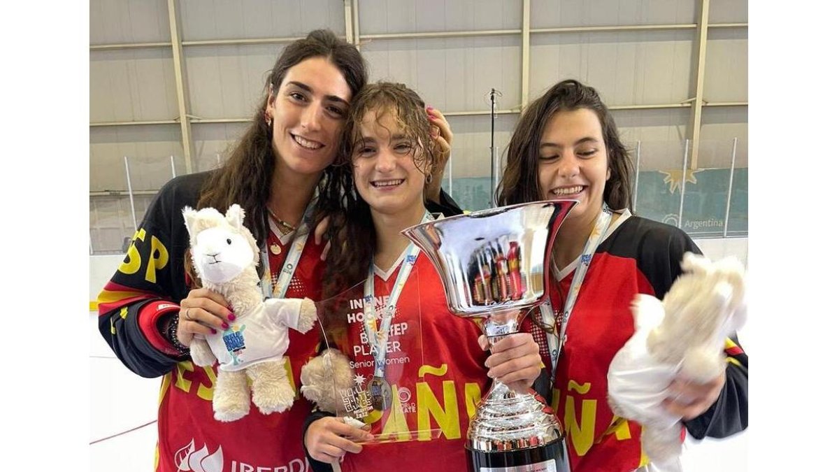 Ana Sierra, Olivia Monjas y Anna Domenech con la copa de campeonas. / E. M.
