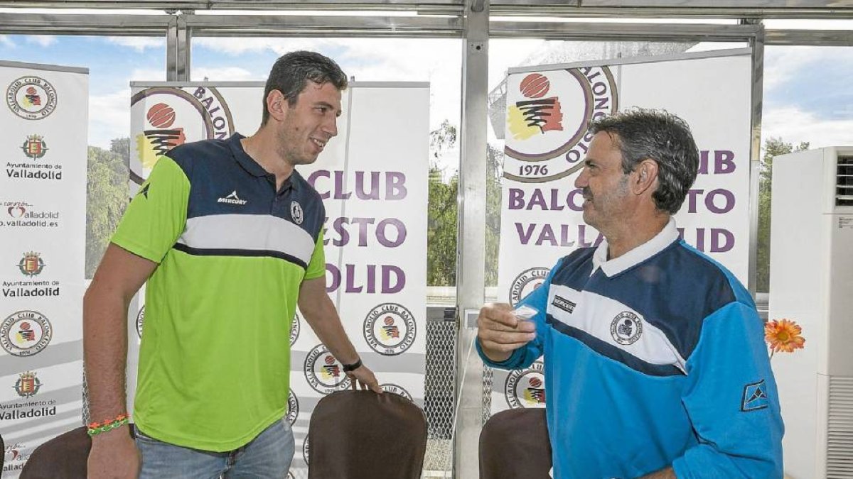 De la Fuente durante la presentación el pasado verano con el CBV-M.Á. Santos