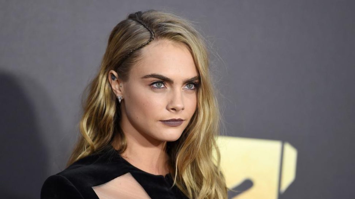 La 'top' Cara Delevingne, en la alfombra roja de los premios.-AP