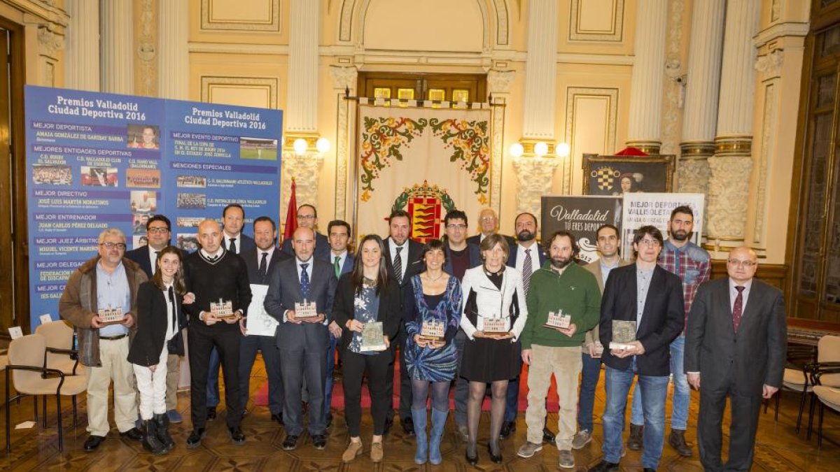 Tradicional foto de familia con premiados y autoridades de los Premios Valadolid ‘Ciudad Deportiva-2016’.-MIGUEL ÁNGEL SANTOS