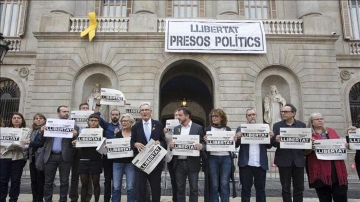 La pancarta Llibertat presos polítics, en la fachada del Ayuntamiento de Barcelona.-FERRAN NADEU