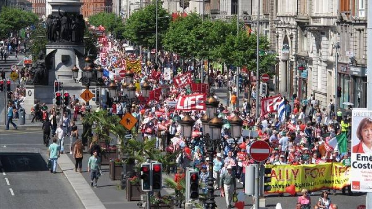 Manifestantes antiabortistas contrarios a la ley de la interrupción del embarazo recorren las calles de Dublín, el 6 de julio del 2013.-Foto: AP / SHAWN POGATCHNIK
