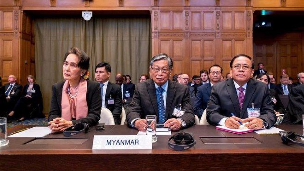 Aung San Suu Kyi , a la izquierda, en la sala de la Corte Internacional de La Haya.-EFE EPA / FRANK VAN BEEK