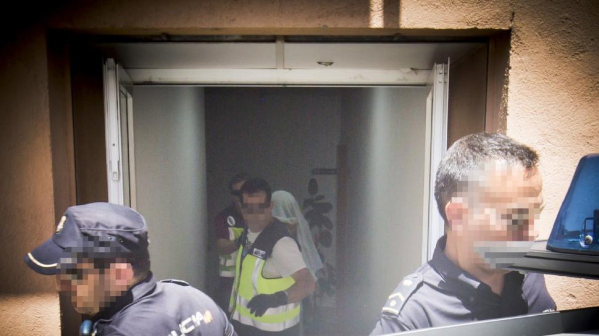 El violador del ascensor sale del juzgado tras prestar declaración camino de la cárcel.-ICAL