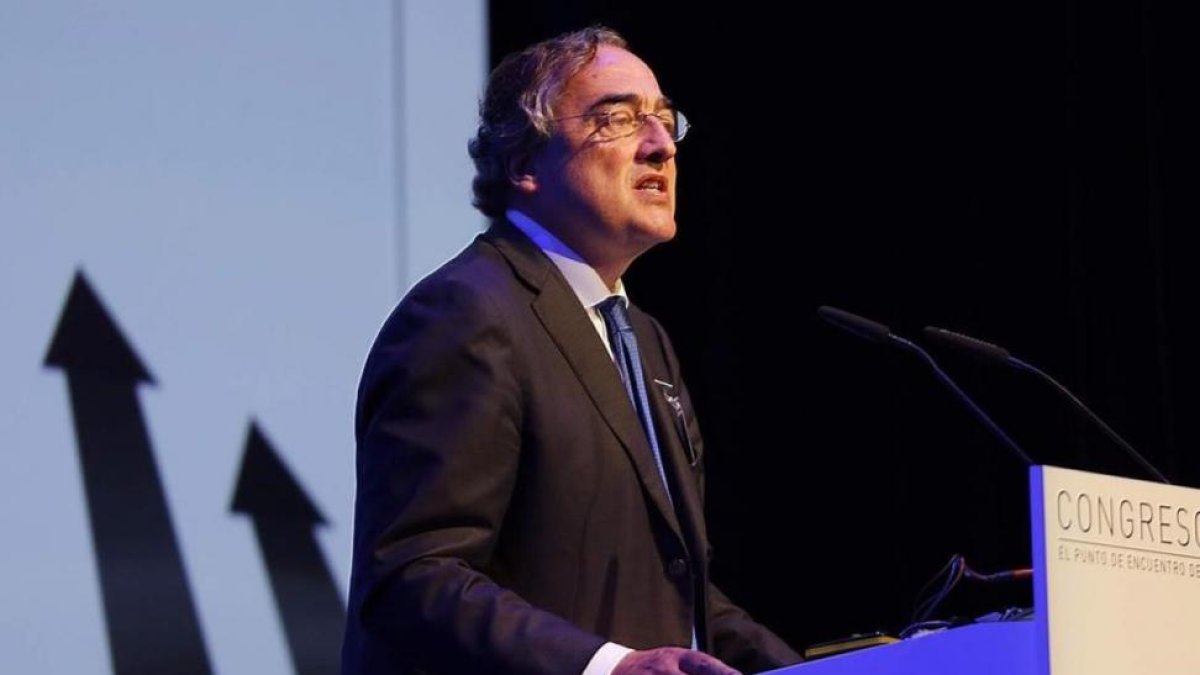 El presidente de la CEOE, Juan Rosell, ha destacado el buen comportamiento de la economía española pese a la situación política del país, pero ha incidido en que es 
