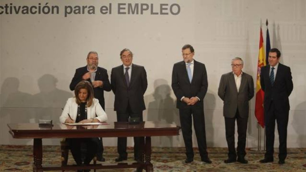 Fátima Báñez firma del acuerdo del programa de activacion para el empleo, ante Rajoy y representantes de los sindicatos y las patronales, en la Moncloa.-Foto: AGUSTÍN CATALÁN