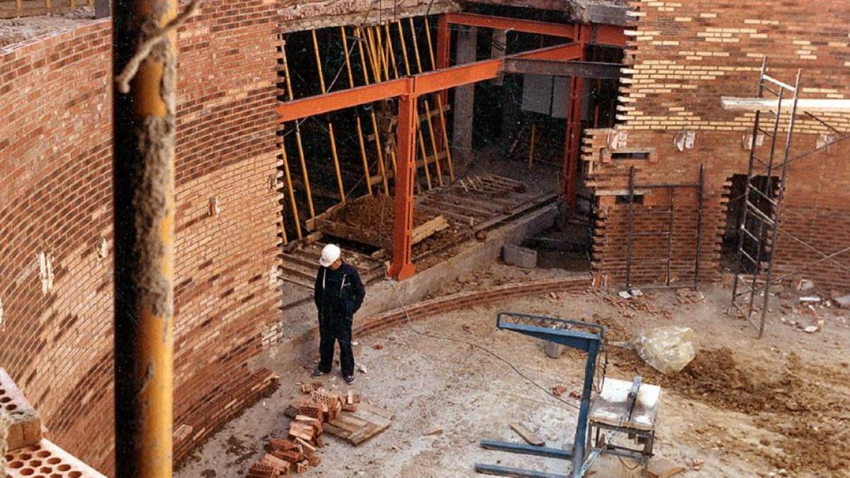 Obras en el Patio de Armas del Castillo de Fuensaldaña para la construcción del Hecimiclo-Archivo de las Cortes