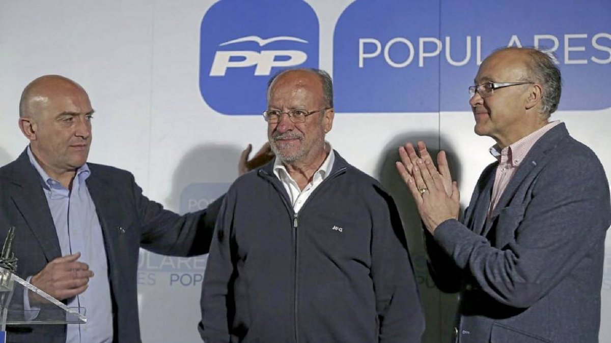 Jesus Julio Carnero y Ramiro Ruiz Medrano consuelan a Francisco Javier León de la Riva tras conocerse la pérdida de la mayoría absoluta.-Ical