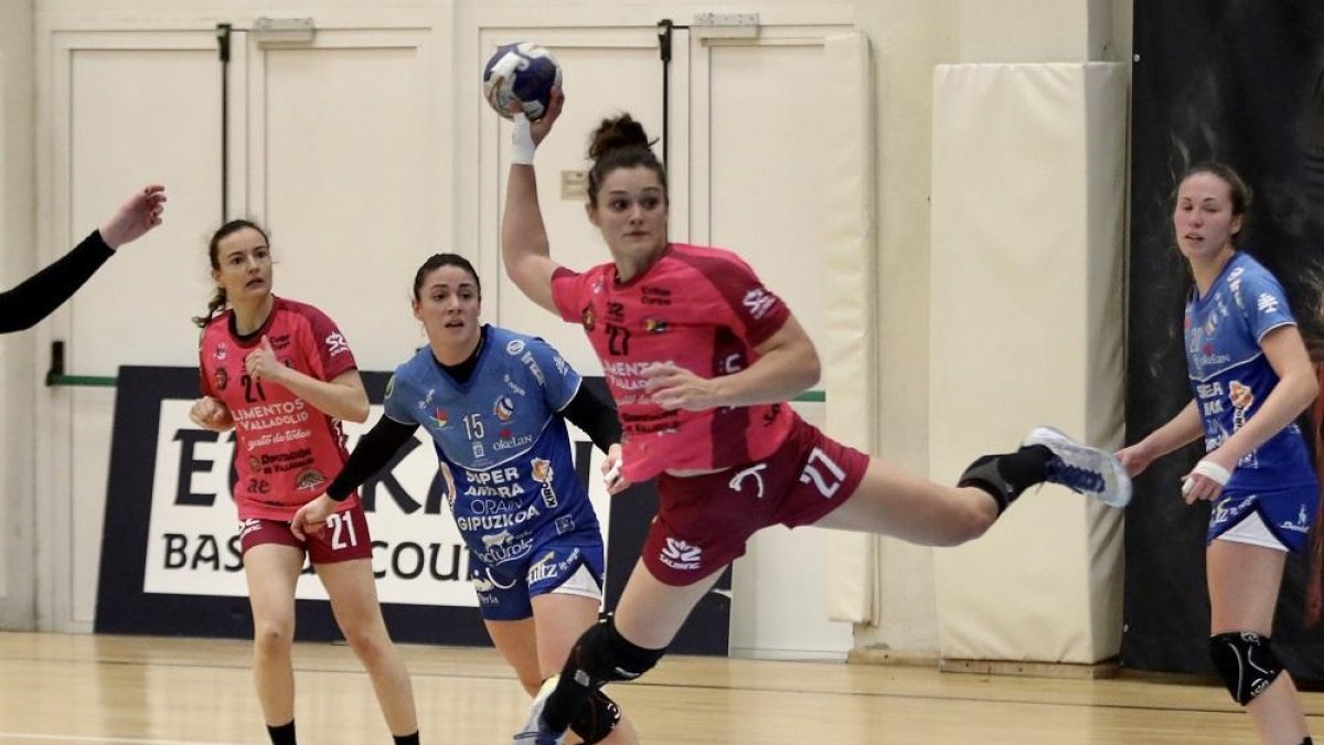 Elena Cuadrado fue todo un punzón para el Aula en la primera mitad con cinco goles pero tras el descanso desapareció.-LOF