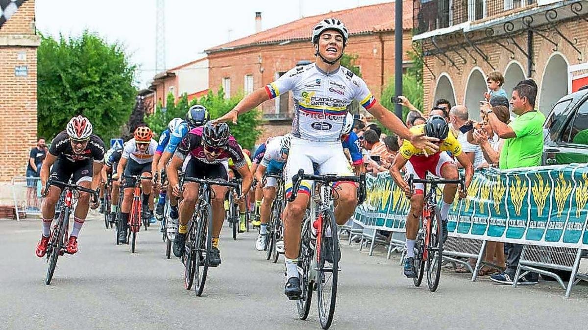 Nicolás Gómez celebra su victoria al esprint a su llegada a La Seca.-IÑAKI SOLA