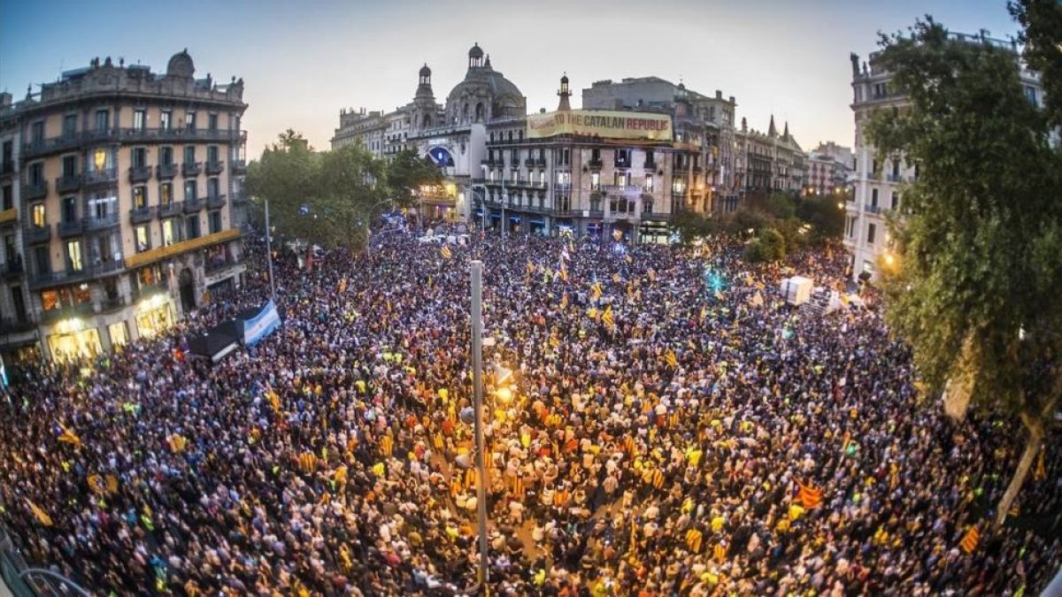 Concentración en Rambla Catalunya con Gran Via, junto a la Conselleria de Economía-FERRAN SENDRA