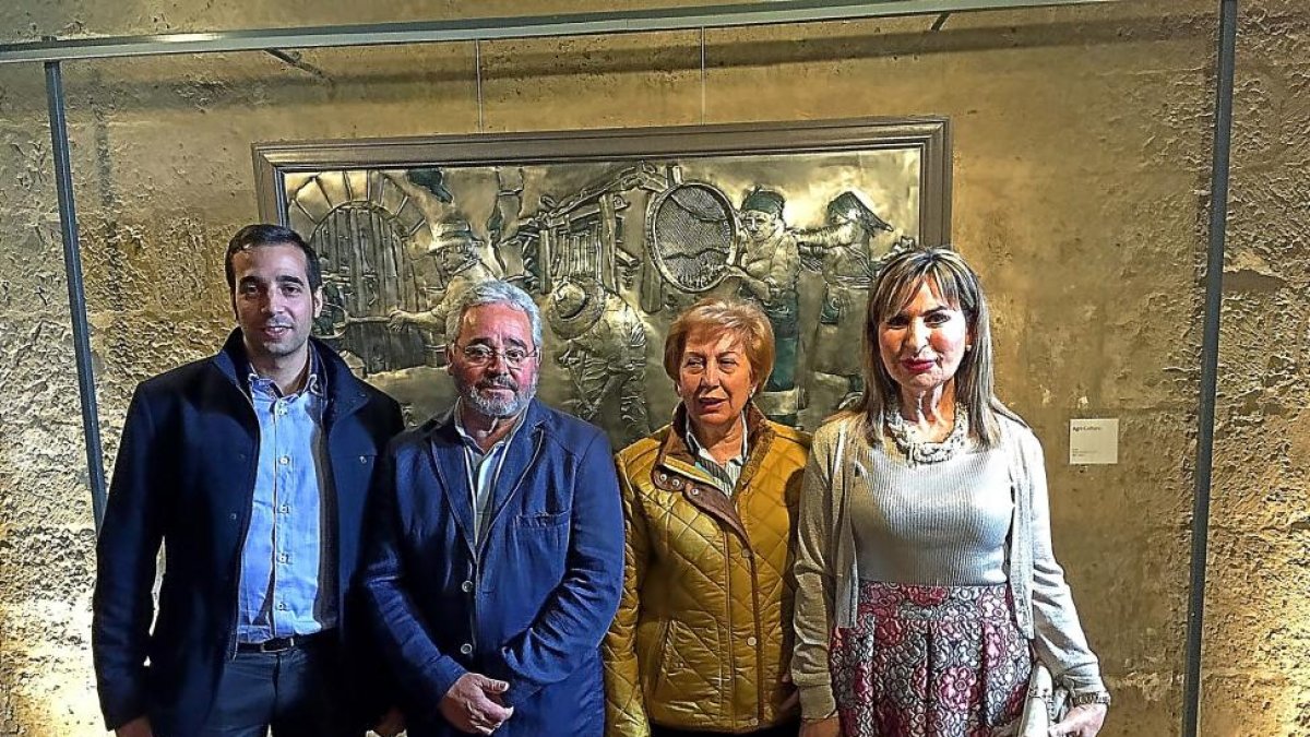 amiliares del artista Carmelo de la Fuente junto con Gonzalo Jiménez-EL MUNDO