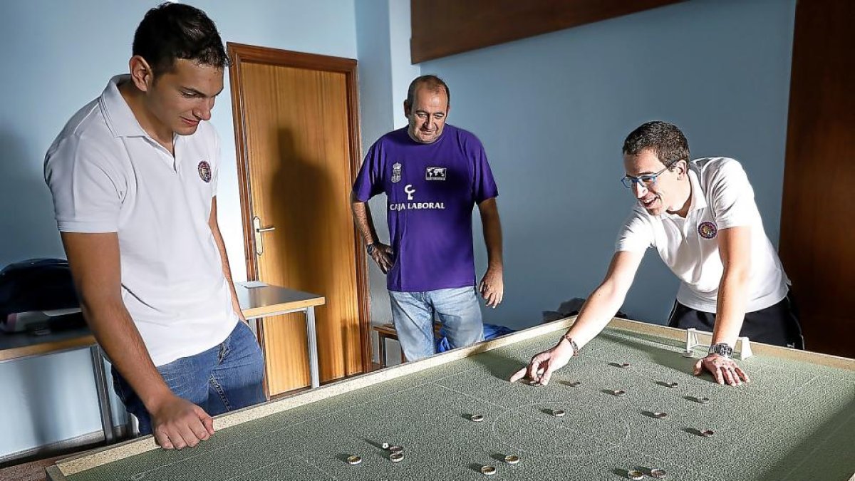 Dos de los integrantes del club vallisoletano disputan un encuentro mientras otro de los jugadores observa lo que ocurre sobre el terreno de juego.-J.M. LOSTAU