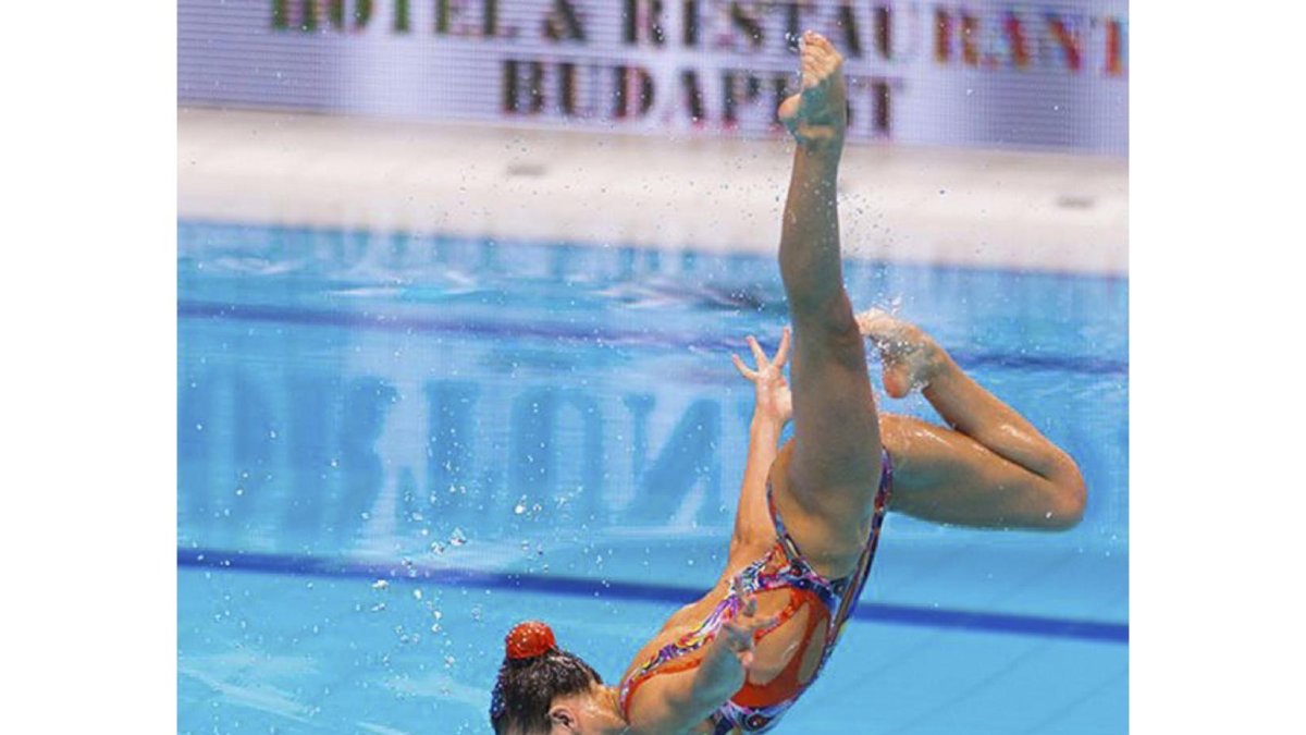 Selena Gómez realiza un salto durante el Mundial.-PHOTO DANCE