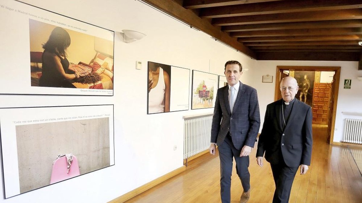 Conrado Íscar y Ricardo Blázquez en la galería del claustro del Palacio de Pimentel, que acoge la muestra.-EL MUNDO