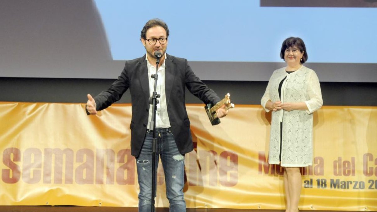 Carlos Santos recoge el Roel de la Semana de Cine.-SEMANA DE CINE DE MEDINA