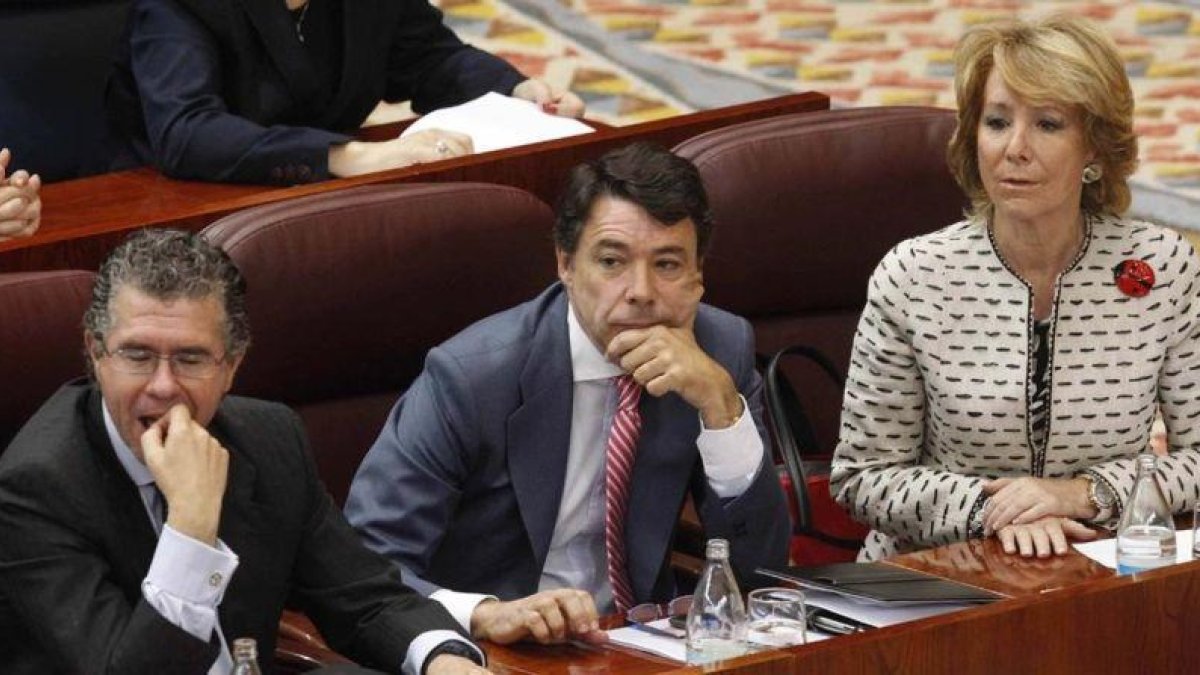 Francisco Granados, Ignacio González y Esperanza Aguirre, en la Asamblea de Madrid en junio del 2011.-EFE / JAVIER LIZÓN