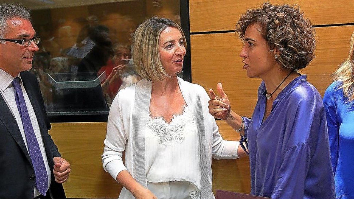 Alicia García, con la ministra de Sanidad, Servicios e Igualdad, en la reunión celebrada en Madrid.-ICAL