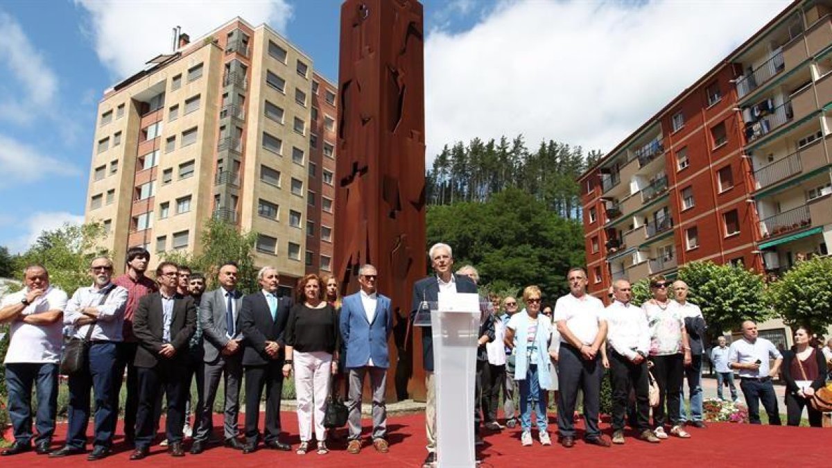 El alcalde de la localidad vizcaína de Ermua, Carlos Totorica (c), durante su discurso junto a vecinos de la localidad en el homenaje para recordar el secuestro y asesinato del concejal del PP, Miguel Ángel Blanco, por ETA hace ahora veinte años.-EFE
