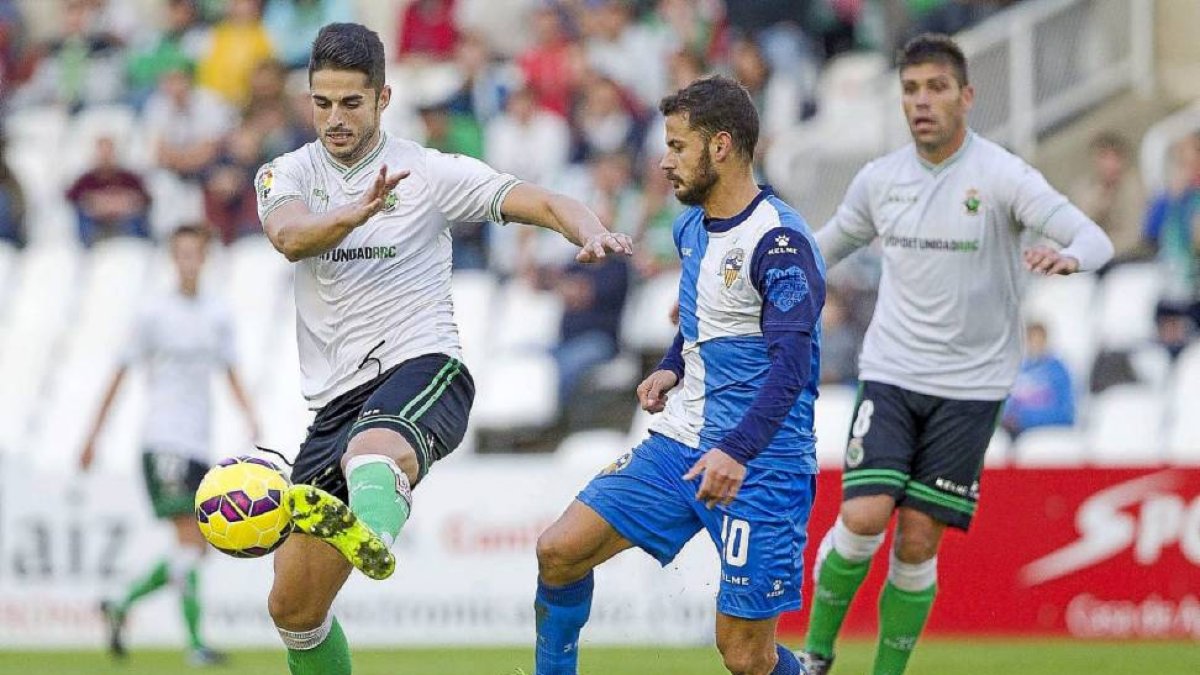 Juanpe en un lance de un partido con la camiseta del Racing.-El Mundo