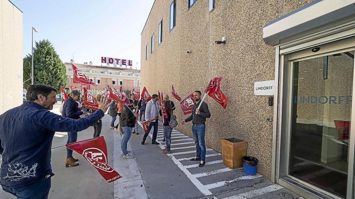 Trabajadores de Lindorff se concentran ayer a las puertas de la empresa en el Poligono de La Mora, en La Cistérniga.-ICAL