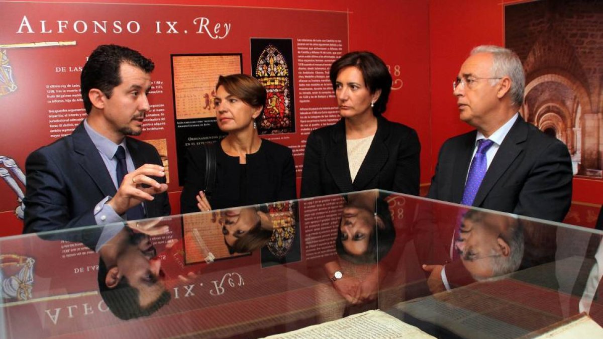 La presidenta de las Cortes de Castilla y León, María Josefa García Cirac (C), atiende las explicaciones del concejal de Cultura, Juan Pablo Valadés (I), durante la visita a la exposición de la Casona de Puerto Castillo junto a otros dirigentes-Ical