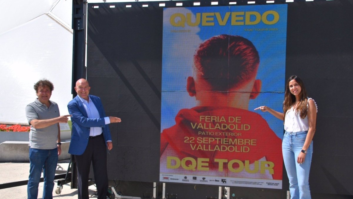 El alcalde Jesús Carnero y la concejal de Turismo, Blanca Jiménez, con el cartel del concierto de Quevedo, que actuará en Valladolid el día 22 de septiembre. - AYUNTAMIENTO DE VALLADOLID