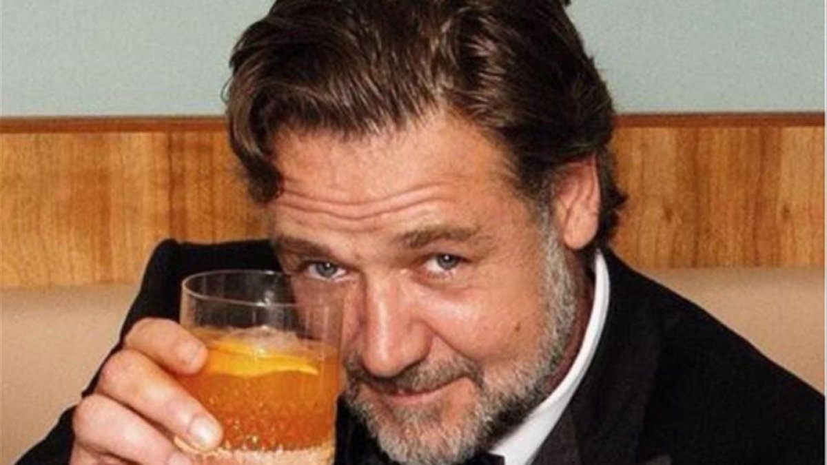 Rusell Crowe, brindando-INSTAGRAM