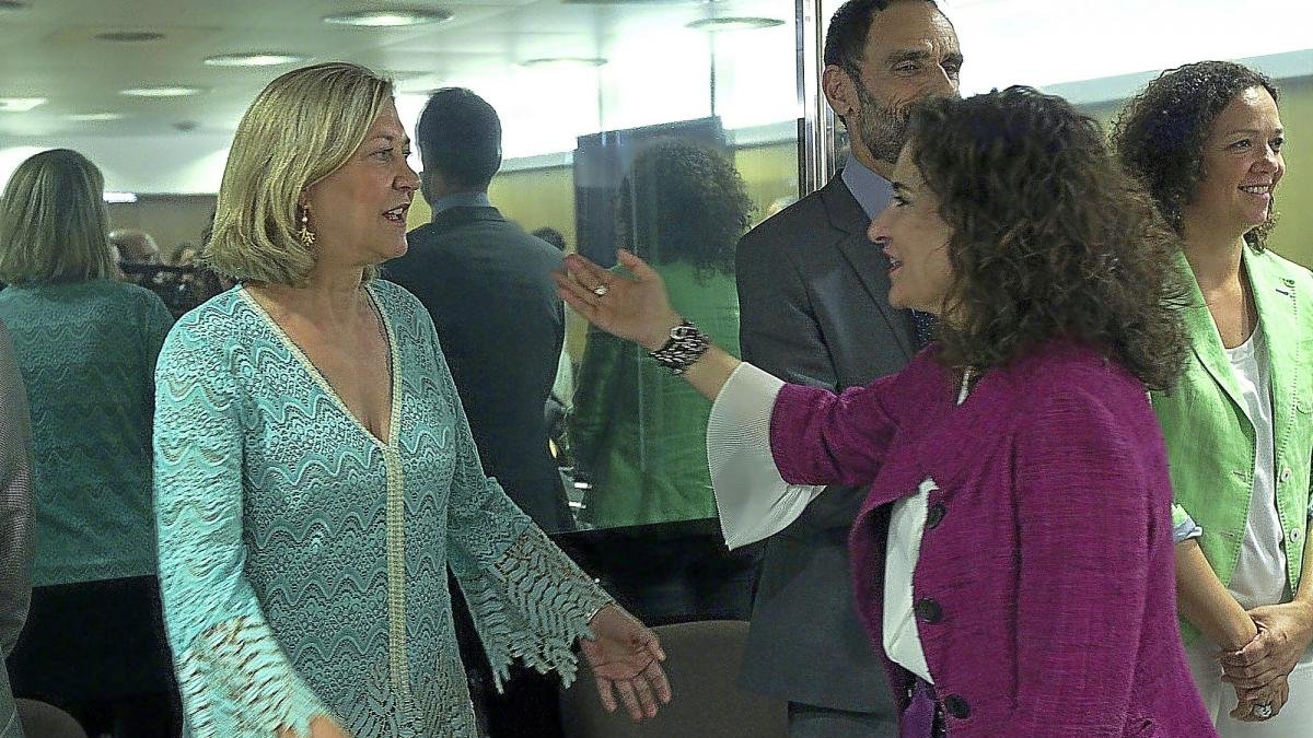 Pilar del Olmo saluda a la ministra María Jesús Montero.-ICAL