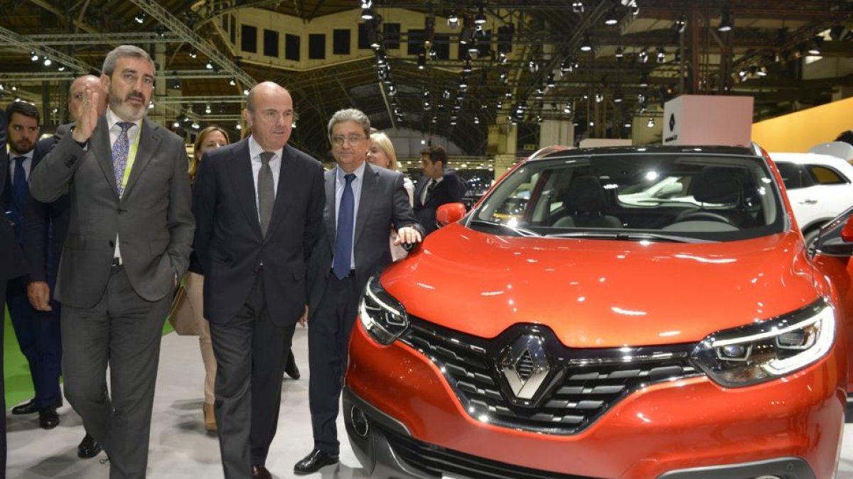 El ministro de Industria, Luis de Guindos, visita el expositor de Renault en el Barcelona Automobile 2017-ICAL