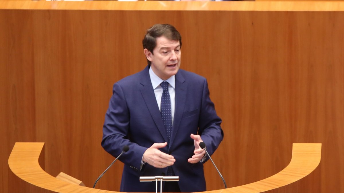 El presidente de la Junta, Alfonso Fernández Mañueco, durante el debate del investidura. ICAL