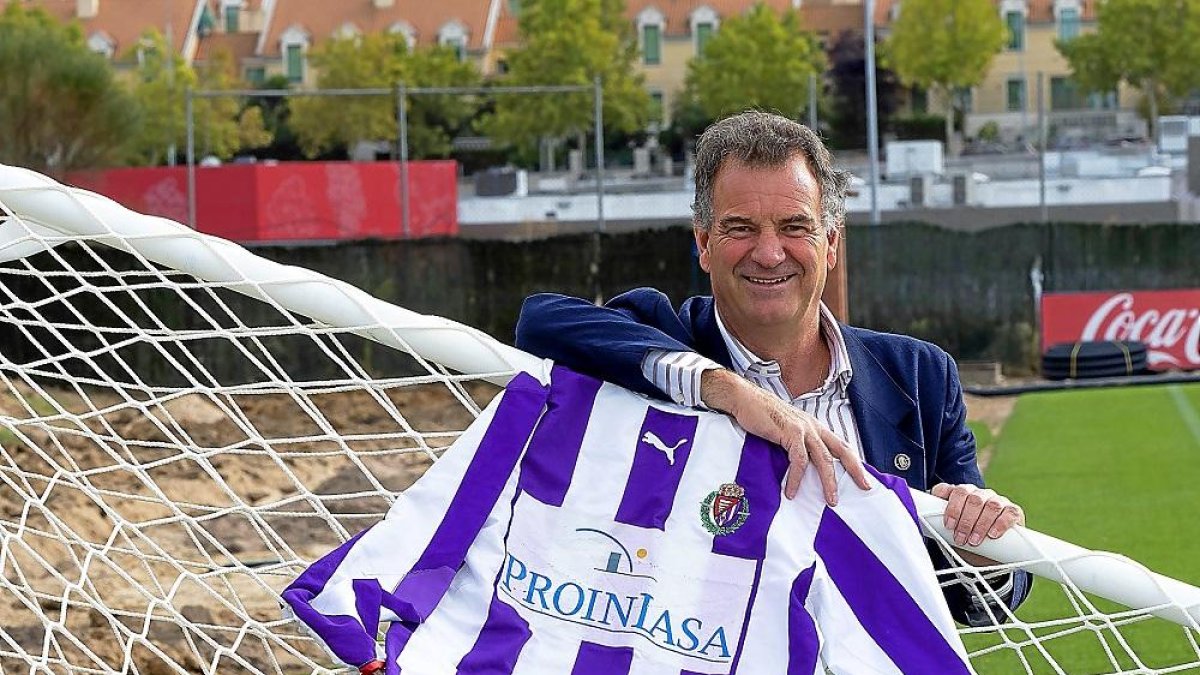 Gail posa con la camiseta delRealValladolid en los Anexos de Zorrilla. A la izquierda, imagen del último gol celebrado en el viejo José Zorrilla.-PABLO REQUEJO