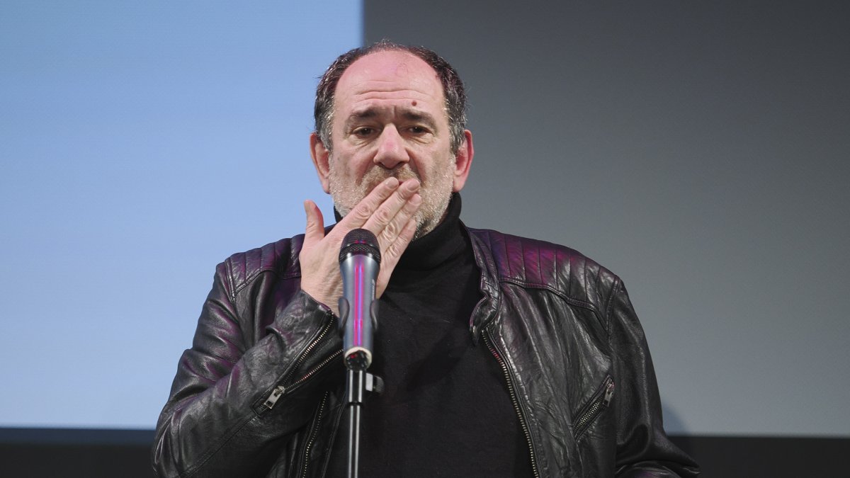 Karra Elejalde envía un beso al público tras recibir el Roel. PHOTOGENIC