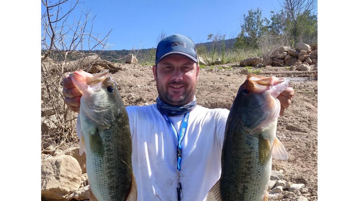 José Pascual con los dos black bass que logró en la primera manga del nacional. Leonardo de la Fuente