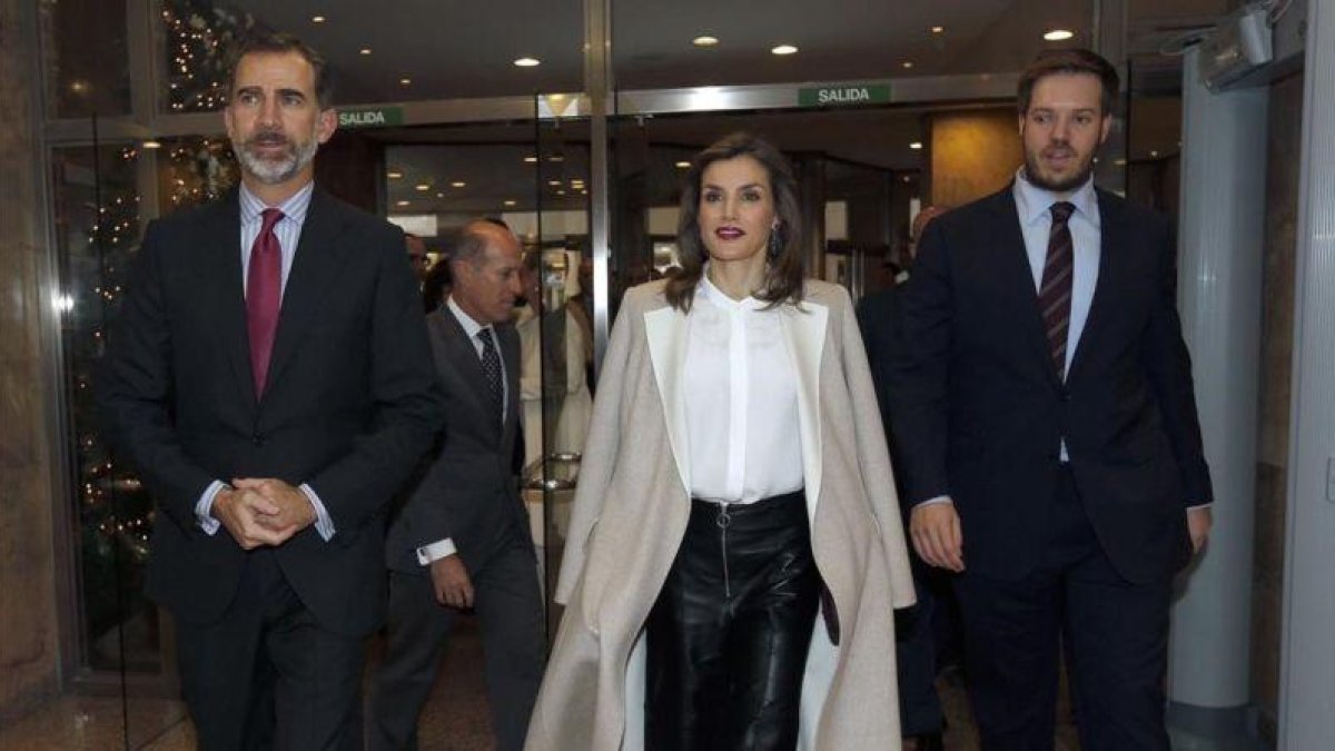 Los Reyes entran en la sede del Grupo Zeta acompañados por el presidente del grupo, Antonio Asensio Mosbah.-DAVID CASTRO