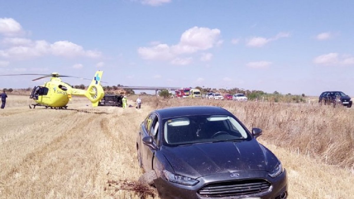 Accidente en la A-6 a la altura de Villardefrades. - EM