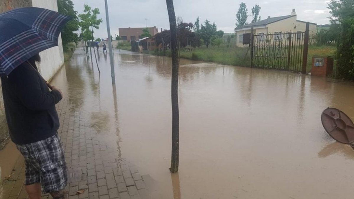 La fuerte tromba de agua cayó sobre todo en Viana de Cega, inundó calles y alguna vivienda sobre todo en la zona del río.-EL MUNDO