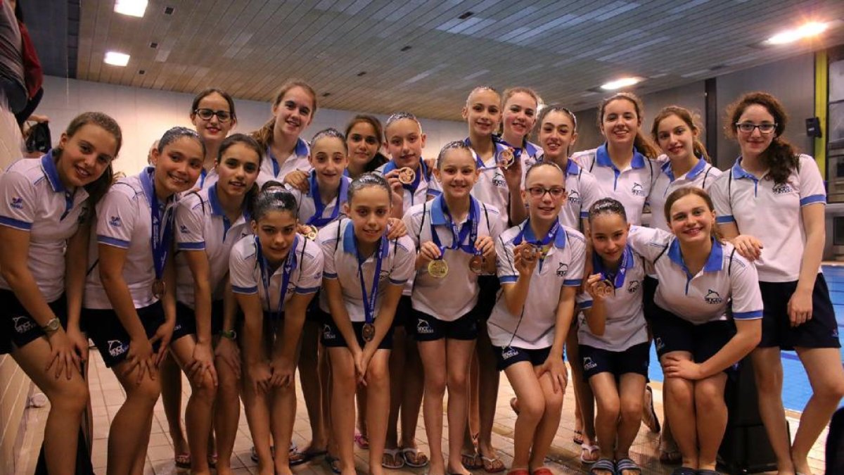 Las alevines muestran orgullosas las preseas de bronce conseguidas en el Nacional de Invierno.-EL MUNDO