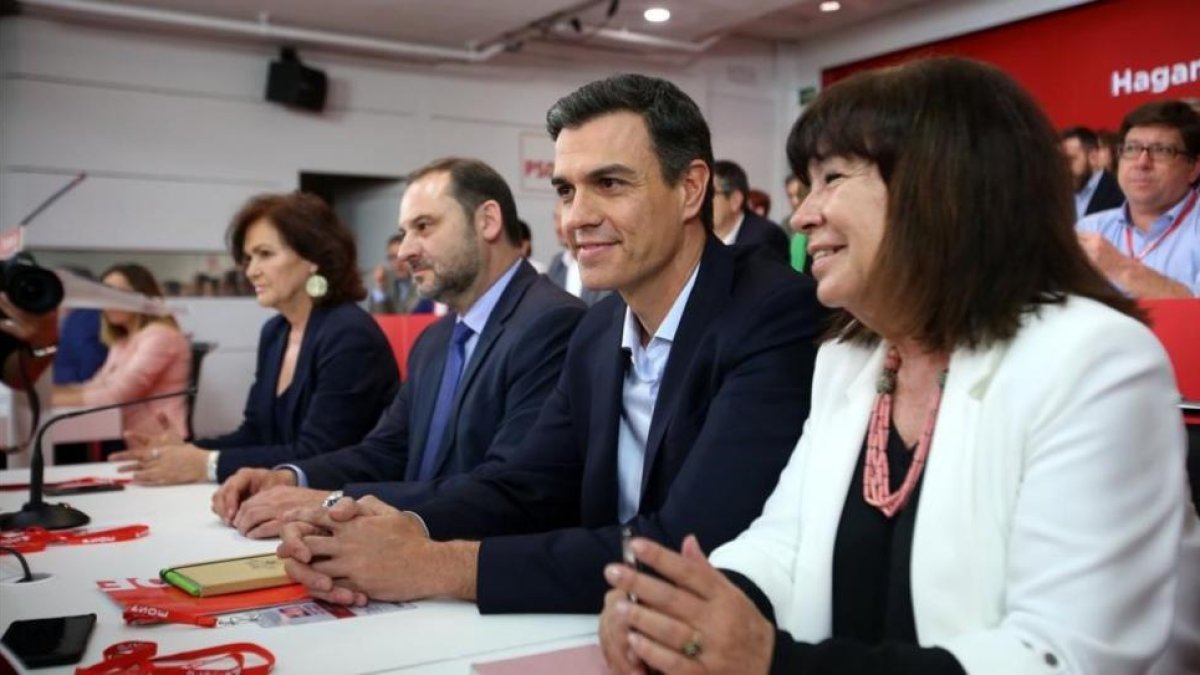 Sánchez, rodeado por Cristina Narbona y Jose Luis Ábalos esta tarde-DAVID CASTRO