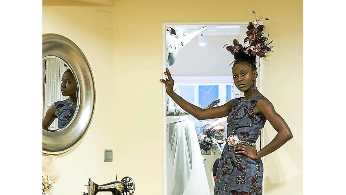 La modelo Anais Álvarez de Granada, con el vestido que llevará esta tarde en el desfile ‘Diseños que cambian vidas’, diseñado por Pablo y Mayaya.-PABLO REQUEJO /PHOTOGENIC