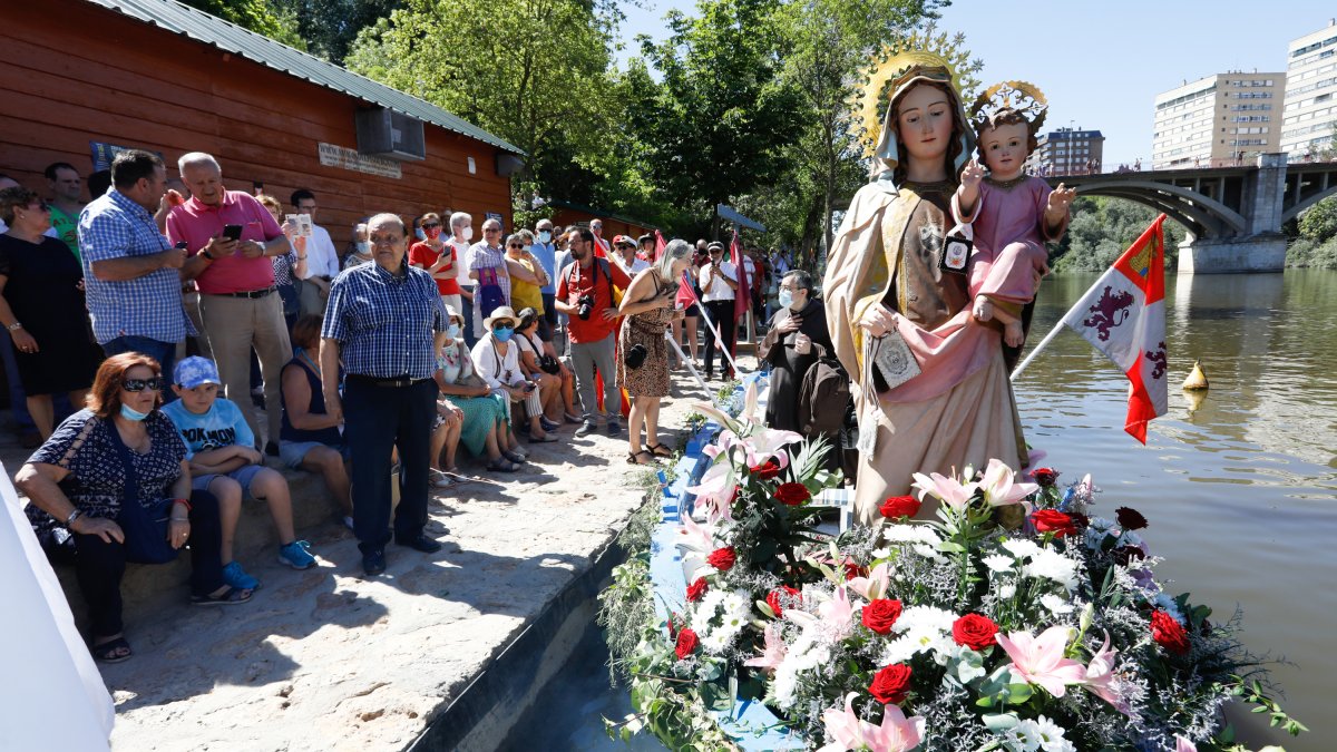 Procesión de la Virgen del Carmen por el Río. Juan Miguel Lostau