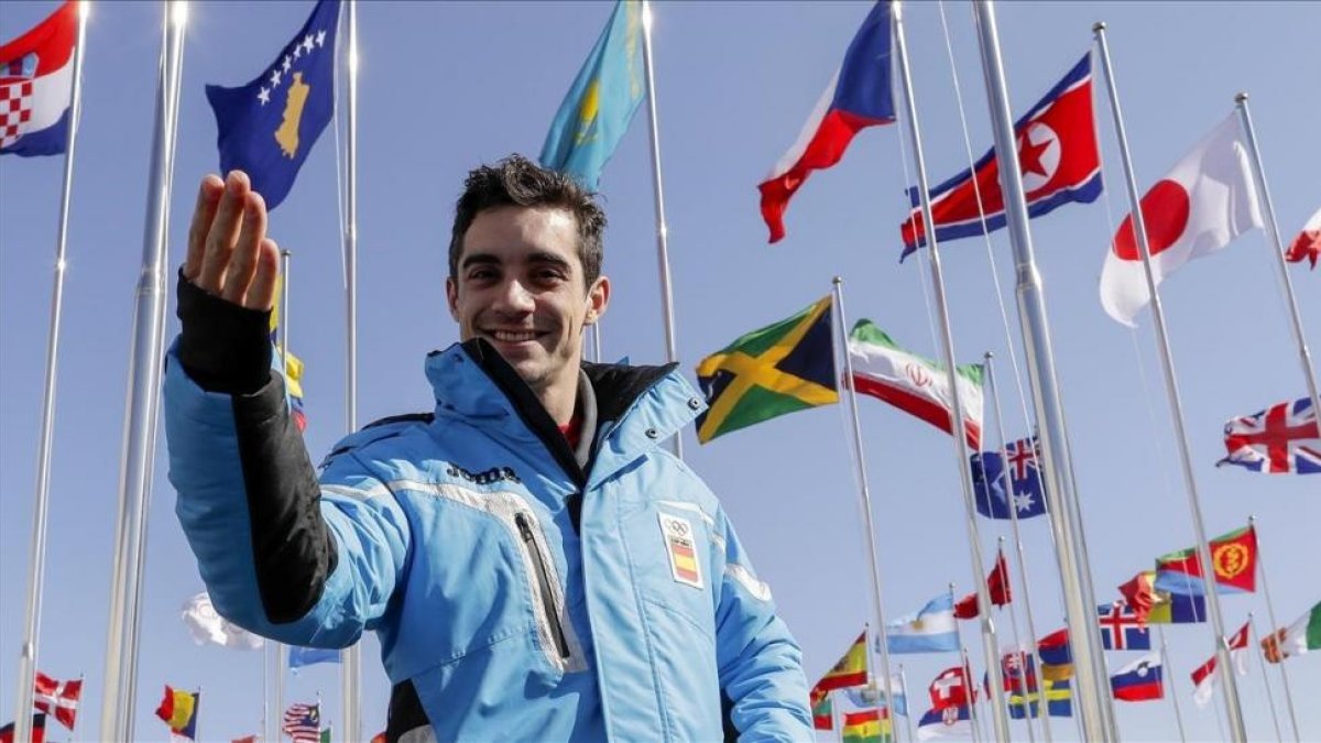 Javier Fernández, en la Villa Olímpica, tras su llegada a Gangneung.-/ EFE / VALDRIN XHEMAJ