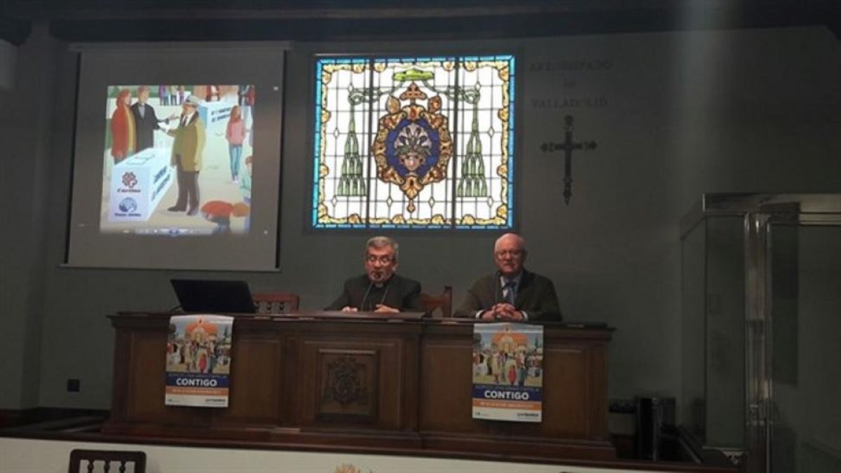 El obispo auxiliar junto al ecónomo de la Archidiócesis de Valladolid.-EUROPA PRESS