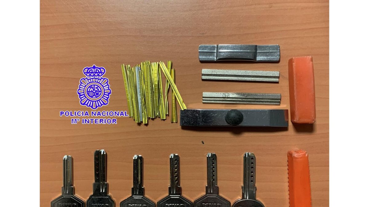Material intervenido al primero de los detenidos.- ICAL